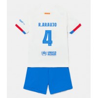 Barcelona Ronald Araujo #4 Bortaställ Barn 2023-24 Korta ärmar (+ Korta byxor)